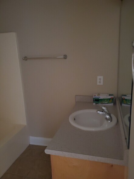 Upstairs Full Bathroom - 836 E Anderson St