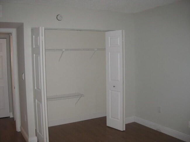 Building Photo - 711 N Pine Island Rd