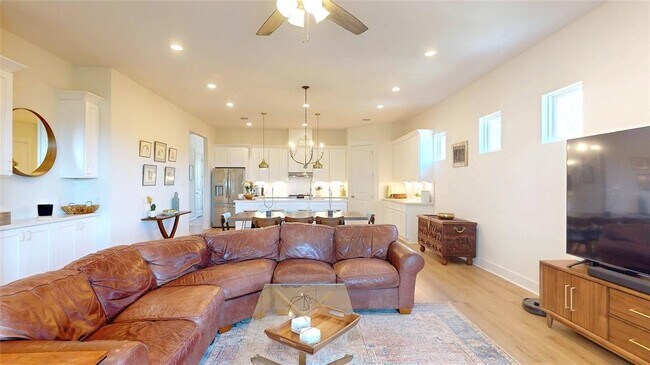 Building Photo - 719 Baywood Dr
