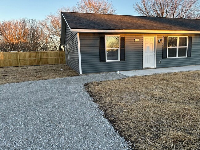 Building Photo - 1001 E 5th St Duplex