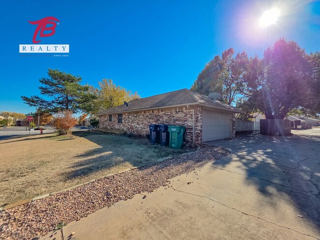 Building Photo - 6811 Lyrewood Ln