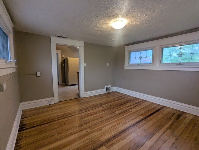 Building Photo - 412 West César E. Chávez Ave. Unit 2