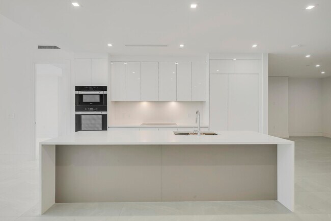 Building Photo - 220 Lake Shore Dr