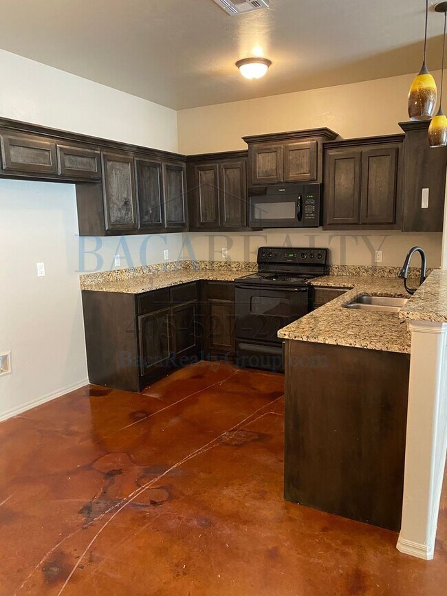 Building Photo - Move in Special!!! 3br 2ba duplex with 2 c...