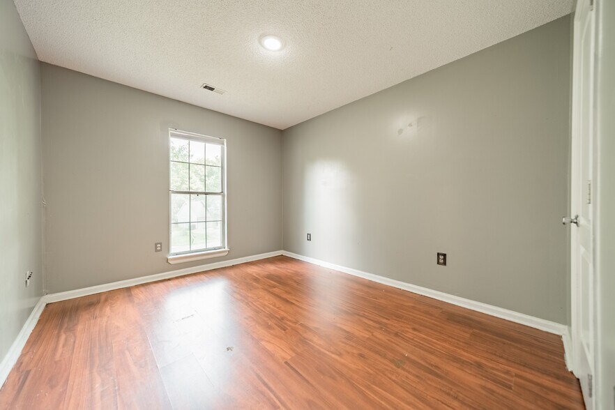 Building Photo - Room in House on Sherington Way