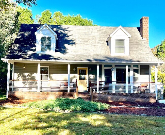 Primary Photo - Fabulous 4 Bedroom 3 Bathroom Home with Pr...