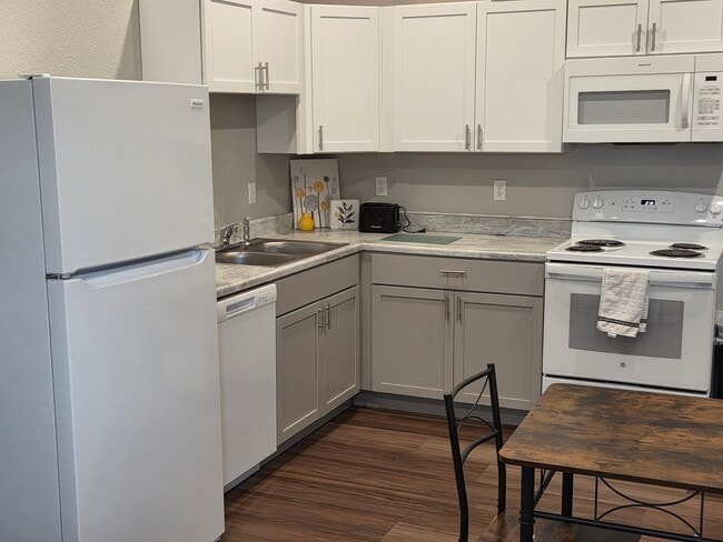 Building Photo - 5833 Homewood Dr