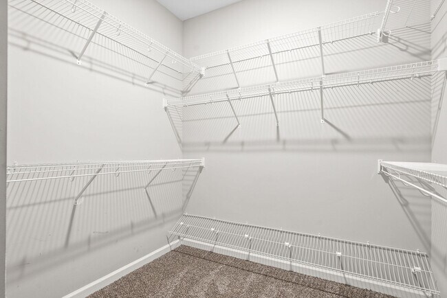 Building Photo - Pet Friendly Four Bedroom with Bonus!