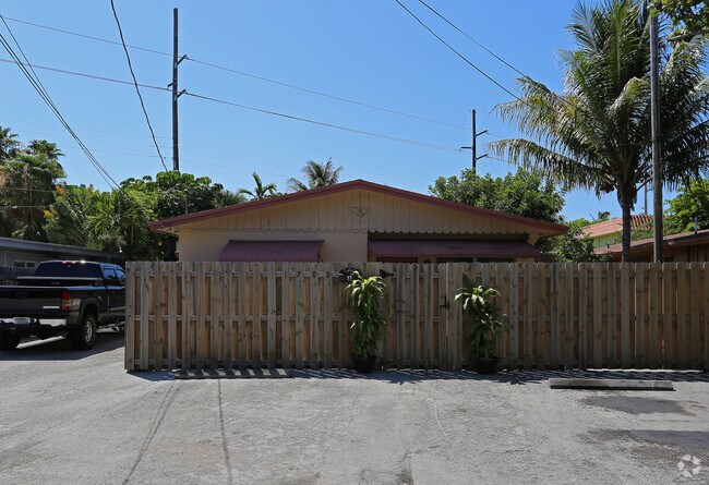 Building Photo - 1700 N Dixie Hwy