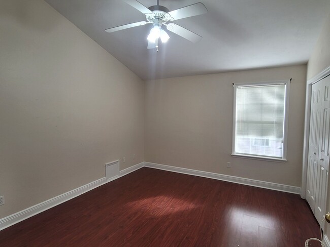 Building Photo - MODERN 3/2 w/ Garage, Spa Tub, Wood Floors...