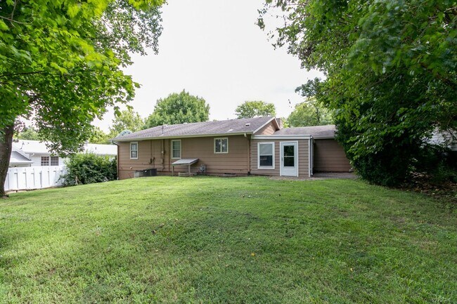 Building Photo - #6 Bedroom House with Awesome Yard Plus Ga...
