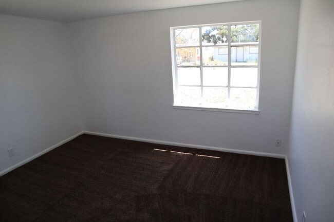 Building Photo - 120 Cochise Dr