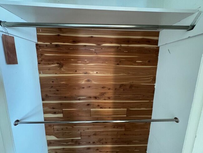 Building Photo - Medical District Location, Fenced Yard, an...