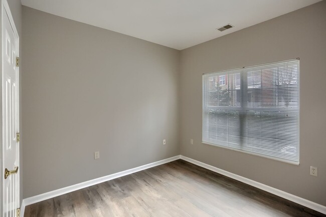 Building Photo - Completely Updated FIRST FLOOR Condo For L...