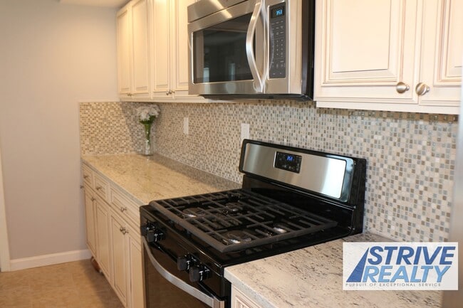 Building Photo - 22 Clyde St