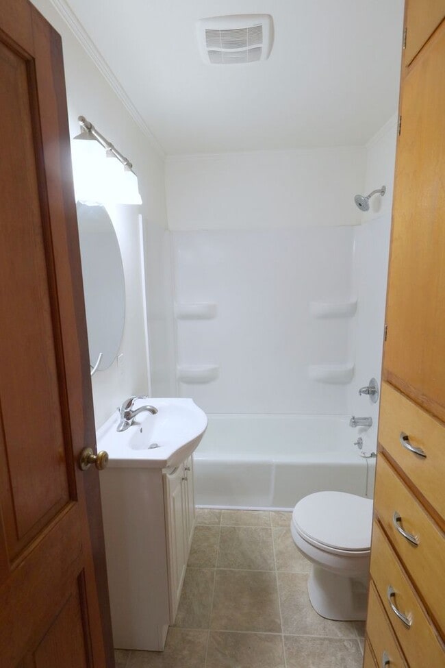 Building Photo - Beautiful 3 Bedroom Home on Goshen's West ...