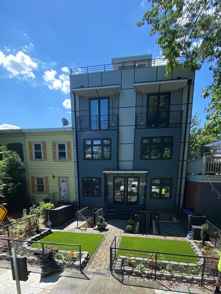 Building Photo - 909 I St NE