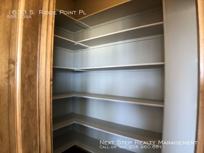 Building Photo - 5 bed 3 bath - Right Next to Table Rock
