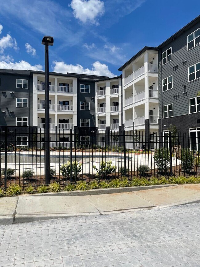 Building Photo - Studio Apartment in The Ontario in Nashville