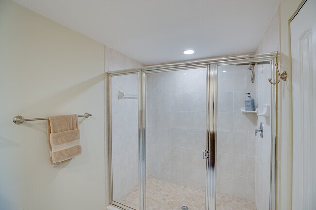 Building Photo - 5060 Harmony Cir