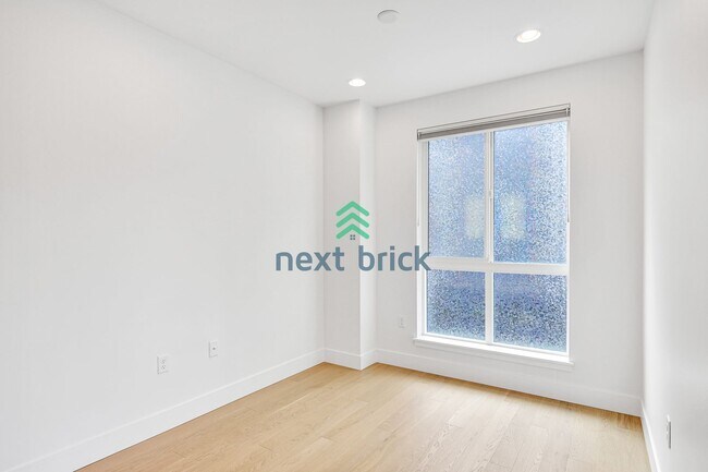 Building Photo - 2 bed and 2.5 bath Modern Townhome Downtow...