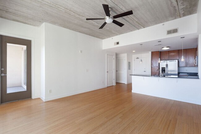 Building Photo - Bright, Contemporary 1/1  Condo in Grant Park w/ City Views!