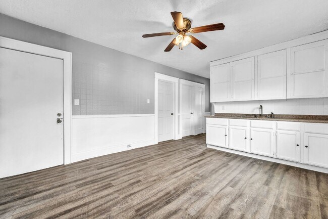 Building Photo - Newly renovated 4 bedroom HALF OFF MAY RENT