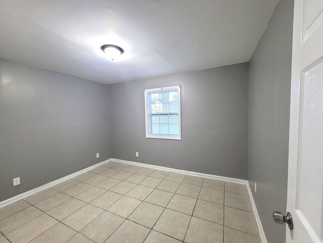 Building Photo - 4649 Royal Ridge Dr