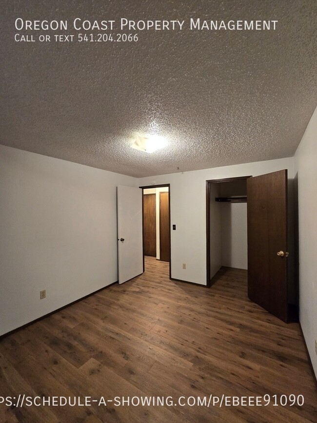 Building Photo - 2bed/1 Bath Lower Level Unit