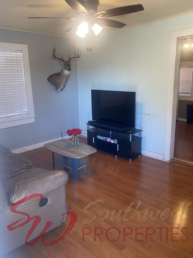 Building Photo - One bedroom home with great backyard!