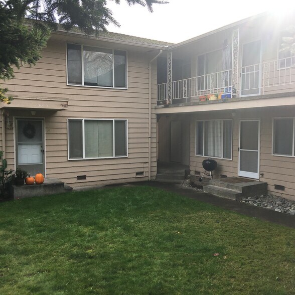 Building Photo - 521 Ave D