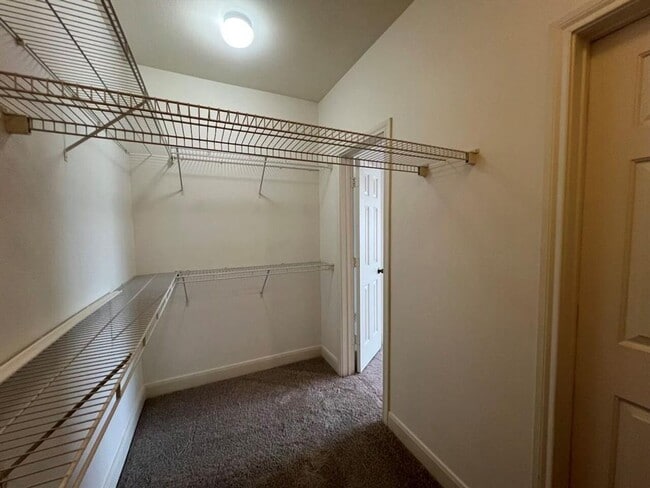 Building Photo - DEAL!! Get $500 off your move-in costs! Valid for new leases with a start date on or before Decem...