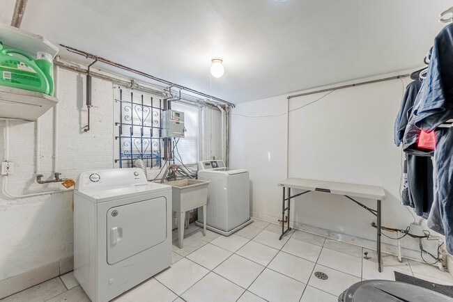 Building Photo - 2345 Ridgeland Ave