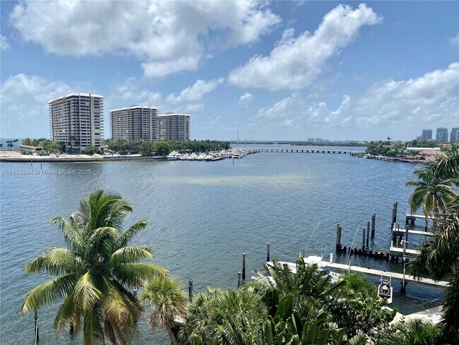 Building Photo - 1632 S Bayshore Ct