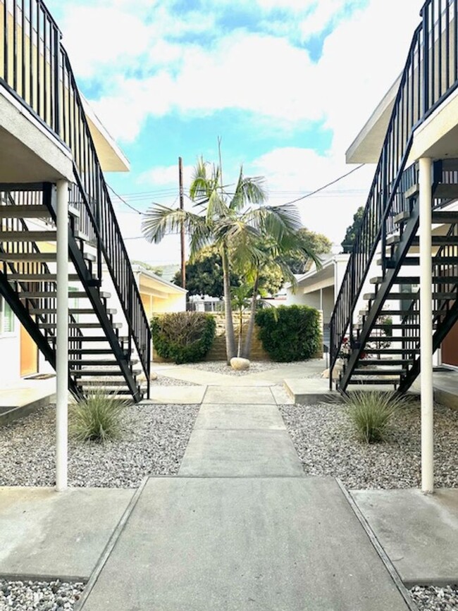 Building Photo - One bedroom apartment! Downtown Ventura!