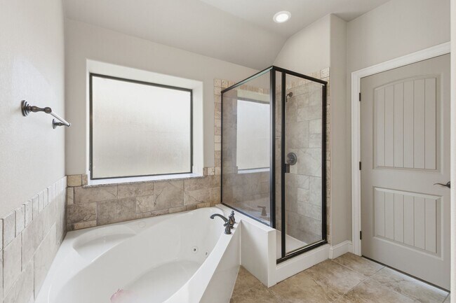 Building Photo - Spacious 3 Bed, 2 Bath House in Edelweiss Gartens Available Now!