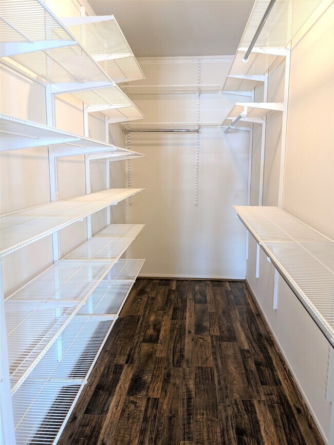 Building Photo - 361 N Post Oak Ln