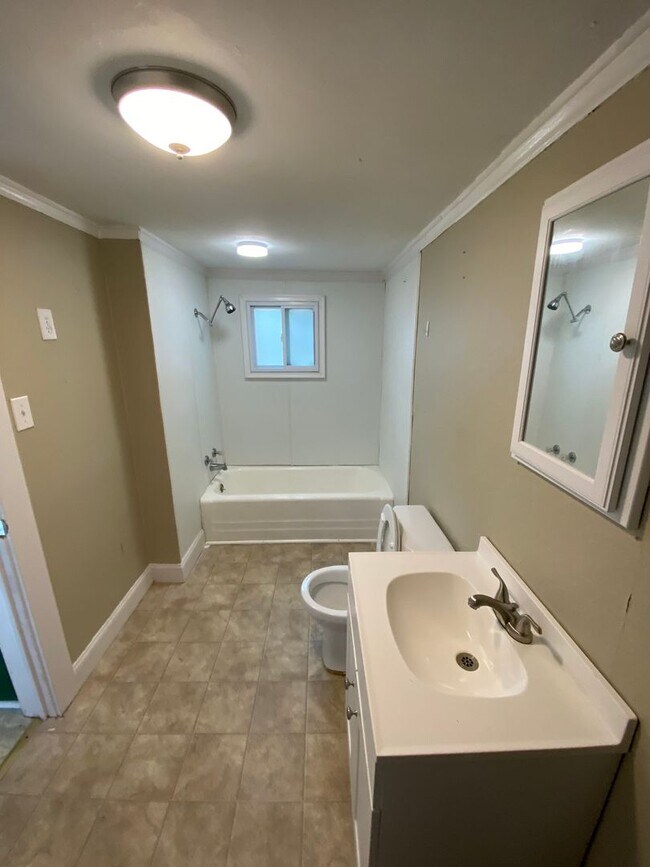 Building Photo - 1404 Rosewood Ln