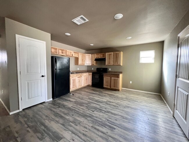 Building Photo - Cozy 3 Bedroom Home