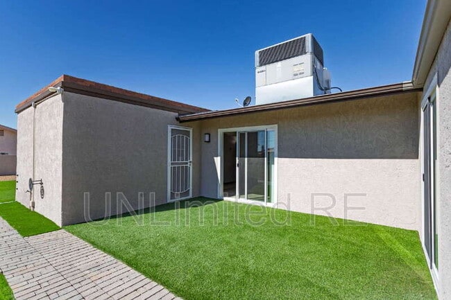 Building Photo - 2960 Star Dr