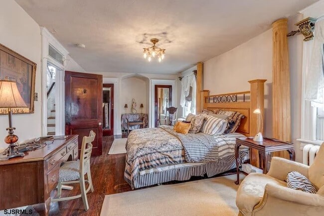 Building Photo - 24 S Vassar Square