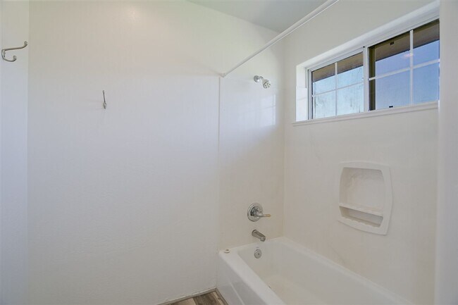 Building Photo - 3 bed 1 bath home in Prescott with utilities included