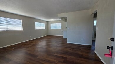 Building Photo - 313 Country Club Oval
