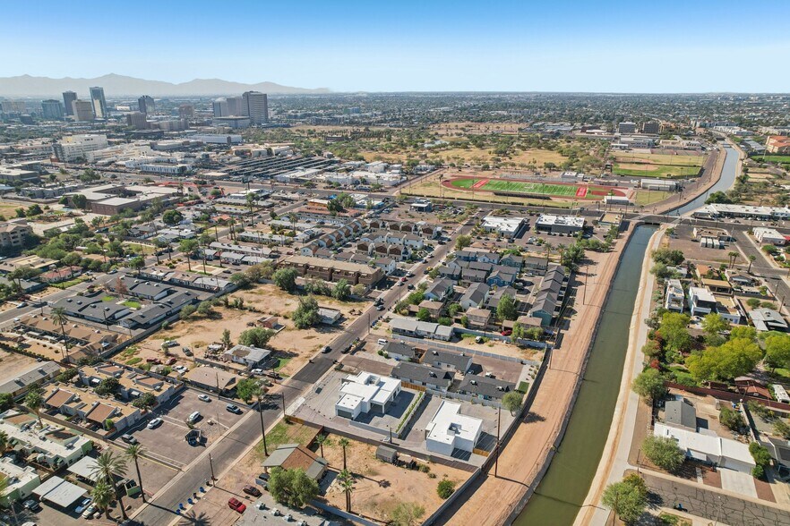 Building Photo - 910 E Roma Ave