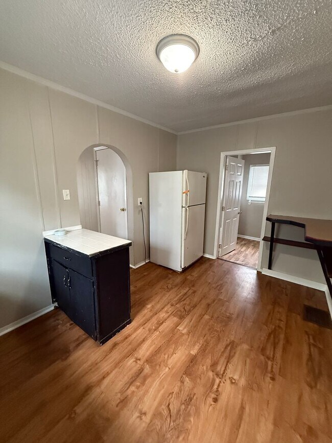 Building Photo - 2 Bed 1 Bath - Off Street Parking/Washer Dryer Hook Up!