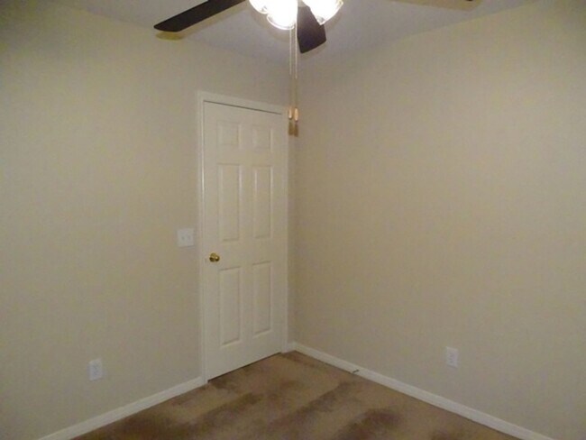 Building Photo - 5907 Deer Lake Dr