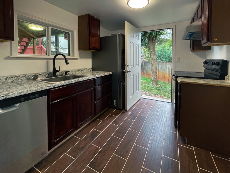 Kitchen - 330 Fountainmist Trail