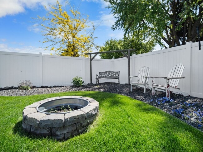 Building Photo - Beautiful home 5MILE/Big Yard & Garage (Furnished)