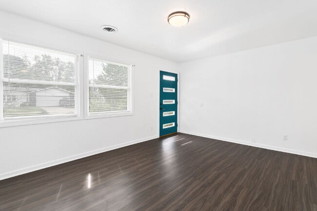 Building Photo - Completely Remodeled and close to ND!