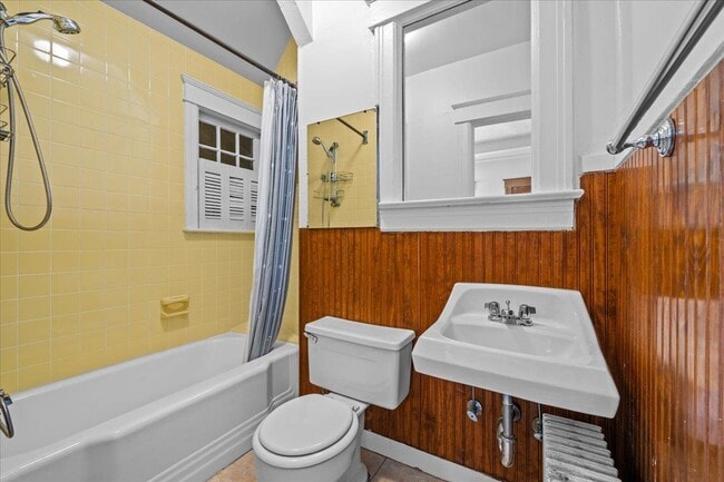 Building Photo - 18 Elm Pl
